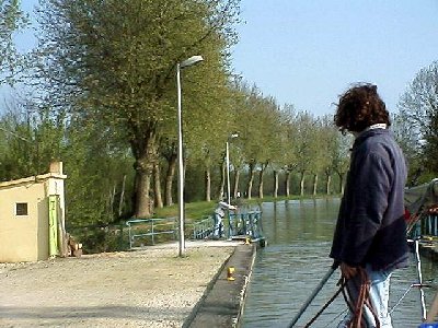 le capitaine se drouille les bras...