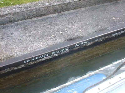 notre marque le long du canal